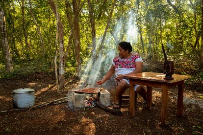 Mientras la comida se cocina con el vapor de la tierra, Leonila tuesta el cacao, un elemento esencial dentro de los rituales de la cultura maya.