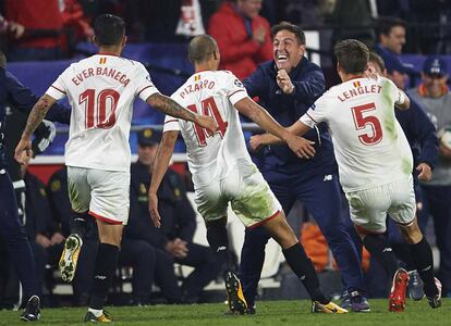 Pizarro celebra el gol del empate junto al entrenador del Sevilla, Eduardo Berizzo.