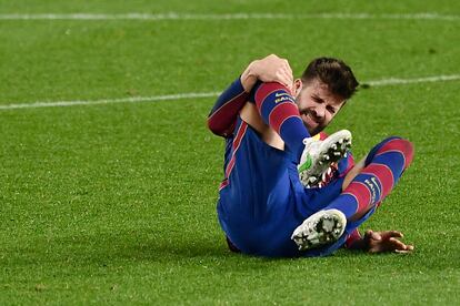 Piqué, con dolor, en el partido ante el Sevilla en la vuelta de las semifinales de Copa del Rey.