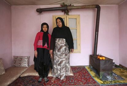 Noor Zia, de 40 años, y Saba Ahmadi, de 11, en su casa de Kabul. Noor estudió hasta los 28 años y le hubiese gustado ser médica pero no pudo pagarse los estudios y es maestra. Le gustaría que su hija se convirtiese en doctora. Sin embargo, Saba quiere ir a la Universidad y sueña con ser una reconocida abogada.