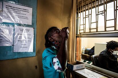 A cinco minutos de Mafalala está el centro de salud de Alto-Maé, una clínica en la que se presta atención a pacientes de VIH y tuberculosis en estado avanzado. Aquí también se suministra desde 2020 terapia de sustitución de opioides con metadona. Este es uno de los componentes del paquete de reducción de daños para usuarios de droga recomendado por la Organización Mundial de la Salud. Actualmente cuenta con 200 personas usuarias y otras 600 están en lista de espera. En la imagen, Satar Zavala, de 38 años y exheroinómano, se toma su dosis de metadona ante la mirada de un enfermero.