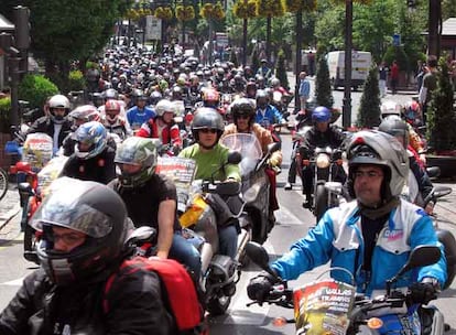 Manifestación de motoristas en Granada contra los guardarraíles peligrosos, en abril de 2006.