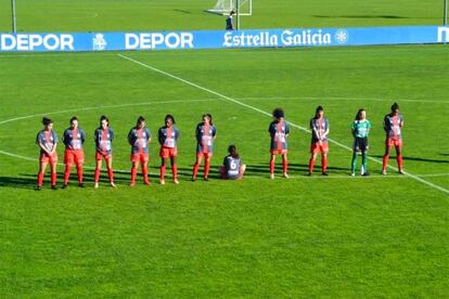 Paula Dapena se sentó durante el minuto de silencio como homenaje a Maradona.