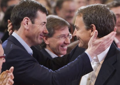 Zapatero saluda a Gómez en la clausura de la Convención Municipal del PSOE, en Sevilla.