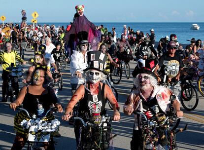 Un grupo de ciclistas disfrazados con motivo de la fiesta de Halloween participa en la Zombie Bike Ride en Key West, Florida (Estados Unidos), el 21 de octubre de 2018.