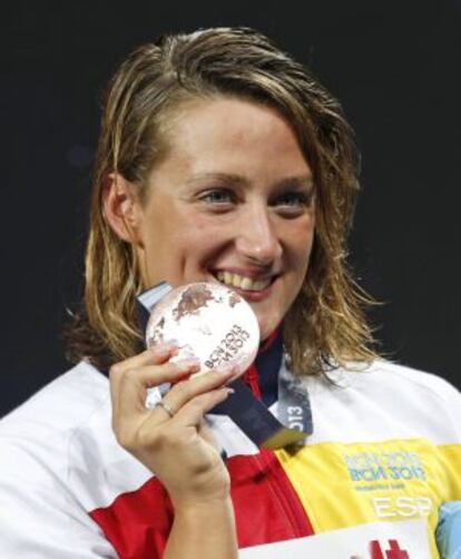 Mireia Belmonte posa con la medalla de bronce