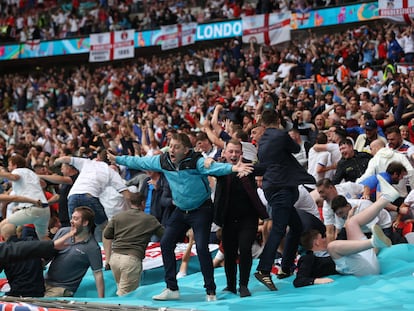 Aficionados ingleses celebran el primer gol de Inglaterra a Alemania en Wembley.