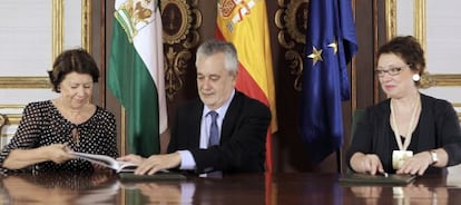Magdalena Álvarez firma un convenio en 2011 con el expresidente de la Junta José Antonio Griñán y su exconsejera Carmen Martínez Aguayo.