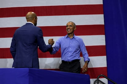 Obama saluda al candidato demócrata al Senado por Wisconsin, Mandela Barnes, este sábado por la noche en Milwaukee.