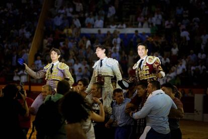 Castella, Roca Rey y Manzanares, a hombros en Alicante.