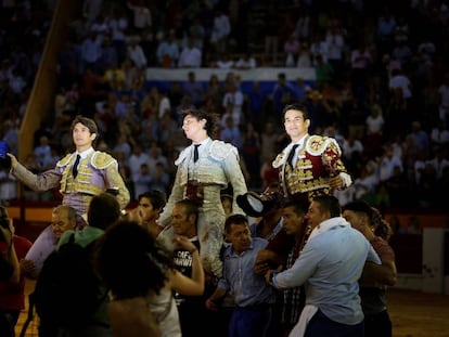 Castella, Roca Rey y Manzanares, a hombros en Alicante.