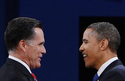 Romney y Obama se saludan al inicio del cara a cara.