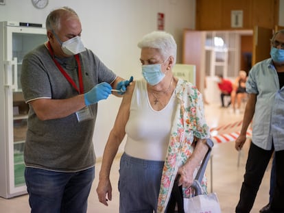 Um agente de saúde administra a terceira dose da vacina da Pfizer em um centro de Sevilha em 24 de novembro.