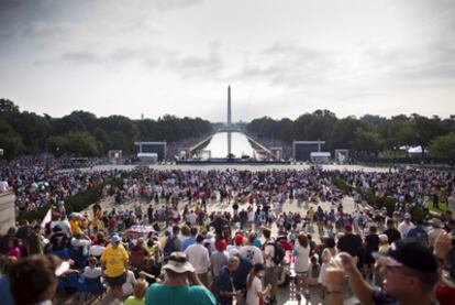 La muchedumbre convocada por Beck ante el Lincolm Memorial, en Washington