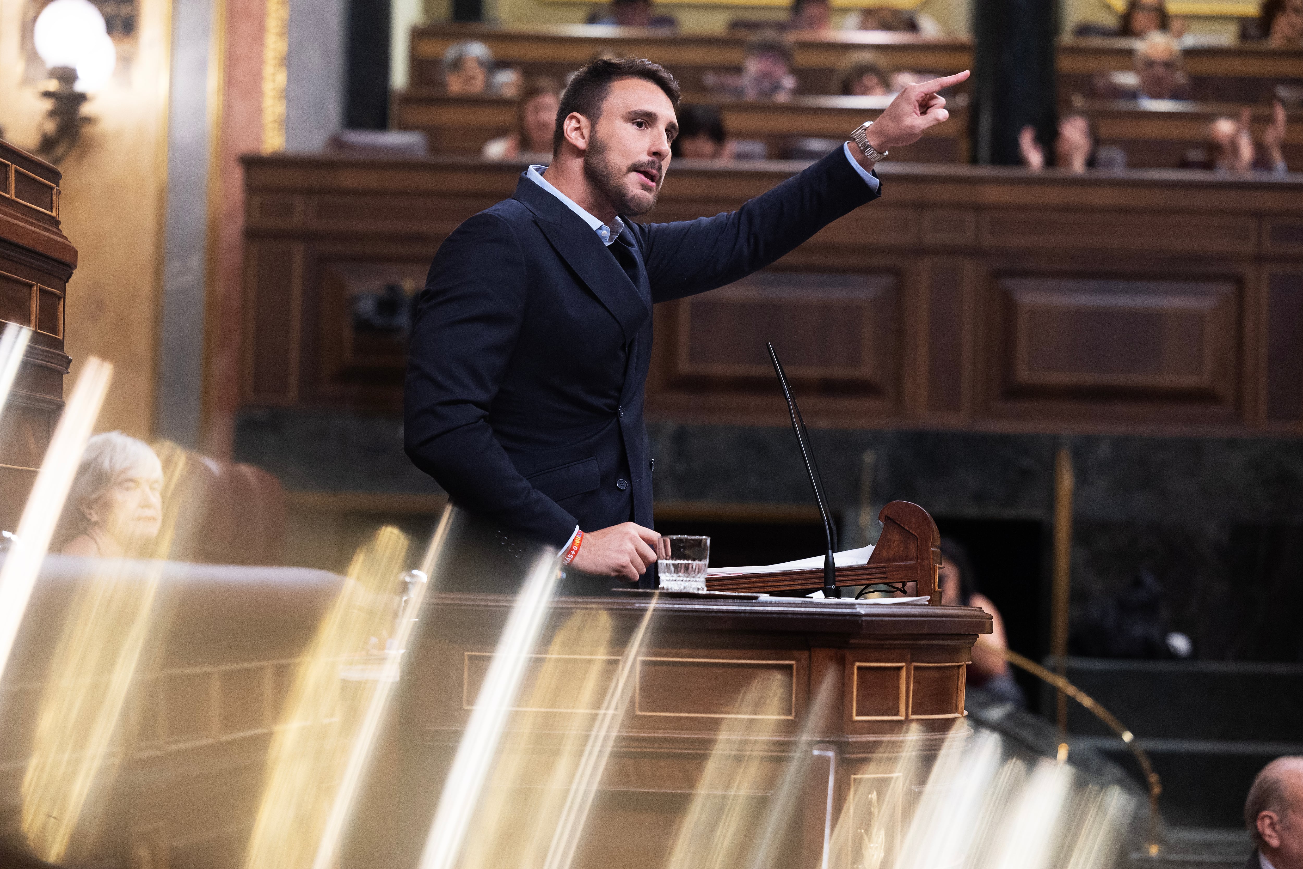 El diputado del PSOE Víctor Gutiérrez, durante el debate para penalizar las pseudoterapias de conversión para homosexuales. 