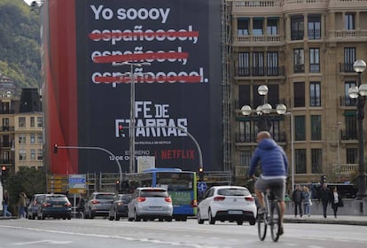 Cartel gigante colocado por Netflix en San Sebastián para promocionar la película 'Fe de etarras'.