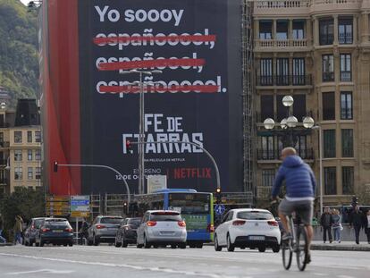 Cartel gigante colocado por Netflix en San Sebastián para promocionar la película 'Fe de etarras'.