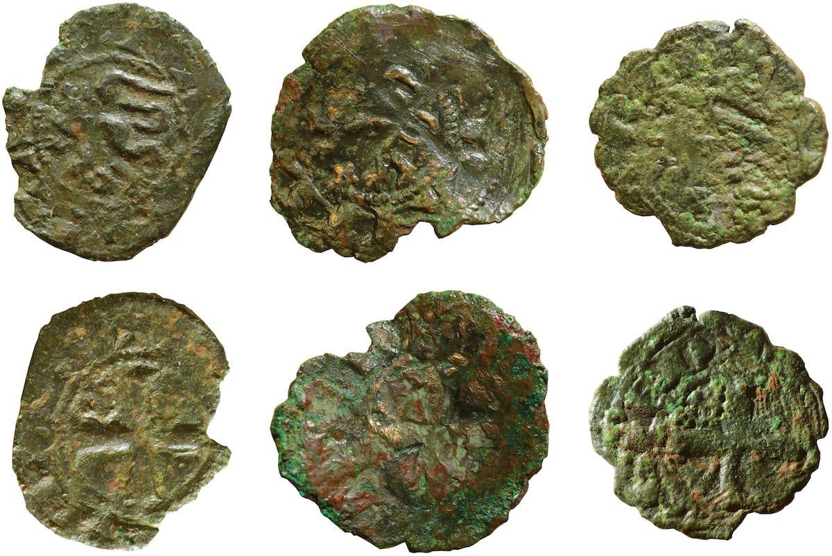 Halladas tres monedas perdidas por las tropas del Príncipe Negro en la catedral de Vitoria