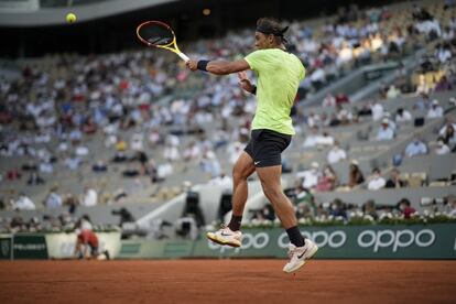 Nadal devuelve la pelota al serbio Novak Djokovic durante su partido de semifinales del Abierto de Francia. 