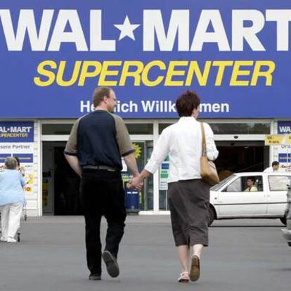 Una pareja de clientes se dirige a un supermercado de Wal-Mart cerca de Francfort.