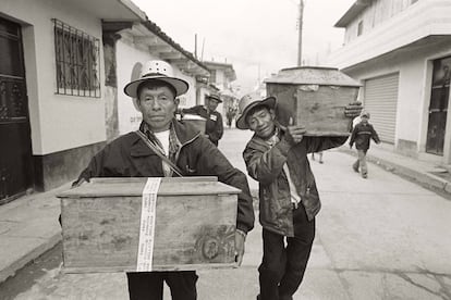 Campesinos trasladan los restos de sus seres queridos, hallados en una fosa común en Nebaj (Guatemala), en 2009.