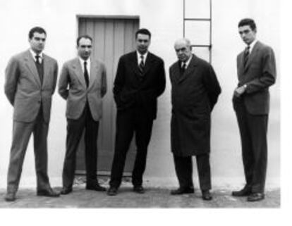 El fundador con sus cuatro hijos, que entran en la empresa en 1950.