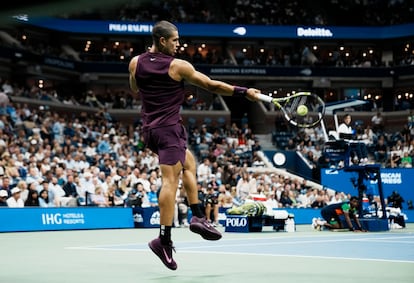 Carlos Alcaraz golpea en suspensión en un instante del partido contra Bellucci en la Arthur Ashe.