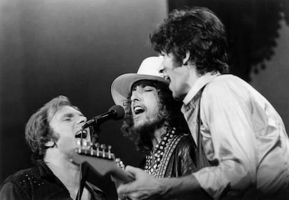 Van Morrison, Bob Dylan y Robbie Robertson cantan 'I shall be released' sobre el escenario, el 25 de noviembre de 1976 en Winterland, San Francisco, en el concierto recogido en 'The Last Walz'.
