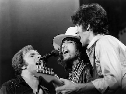 Van Morrison, Bob Dylan y Robbie Robertson cantan 'I shall be released' sobre el escenario, el 25 de noviembre de 1976 en Winterland, San Francisco, en el concierto recogido en 'The Last Walz'.