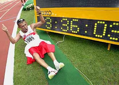 En la imagen, el polaco Korzeniowski celebra su victoria junto al marcador con su récord mundial.