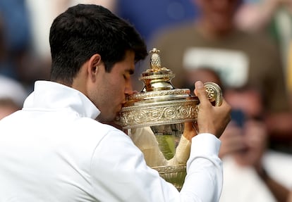 Carlos Alcaraz besa el trofeo de Wimbledon tras su victoria ante Djokovic. 
