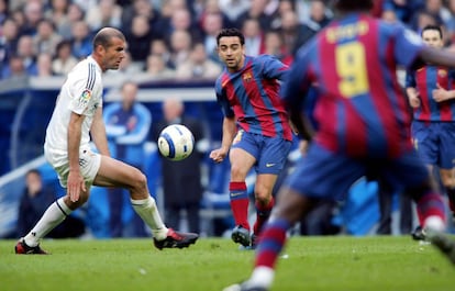 Xavi em ação com o francês Zinedine Zidane durante um Real Madrid-Barcelona da Liga 2004-05 no Santiago Bernabéu.