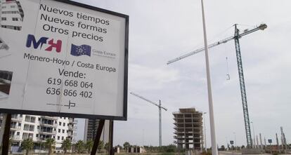 Gr&uacute;as paradas y edificios sin terminar forman parte del paisaje de Moncofa.