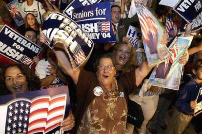 Simpatizantes republicanos, muchos de ellos cubanos, celebran en un hotel de Miami el recuento de votos cuando es favorable a Bush.