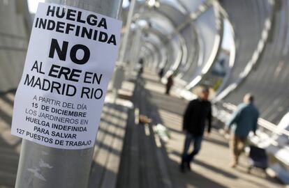 Más de un centenar de empleos penden de un hilo desde que el 2 de diciembre la concesionaria UTE Parques Singulares, formada por el Grupo Raga y Nitlux, alegó que no podía ajustarse al importe de su contrato sin prescindir de la mitad de la plantilla, a las 24 horas de hacerse cargo de la concesión.