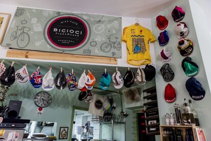 Interior del restaurante Bicioci, adornado con motivos ciclistas.