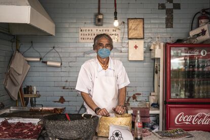 Emilio Olguín, de 58 años, vende tacos de longaniza y cecina. Se rehúsa a cerrar porque la crisis económica es inminente en su familia.