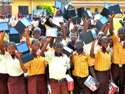 Alumnos de Secundaria de Osún (Nigeria) muestran las tabletas repartidas por el gobierno regional.