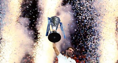 Dimitrov eleva el trofeo del Masters, ayer en Londres.