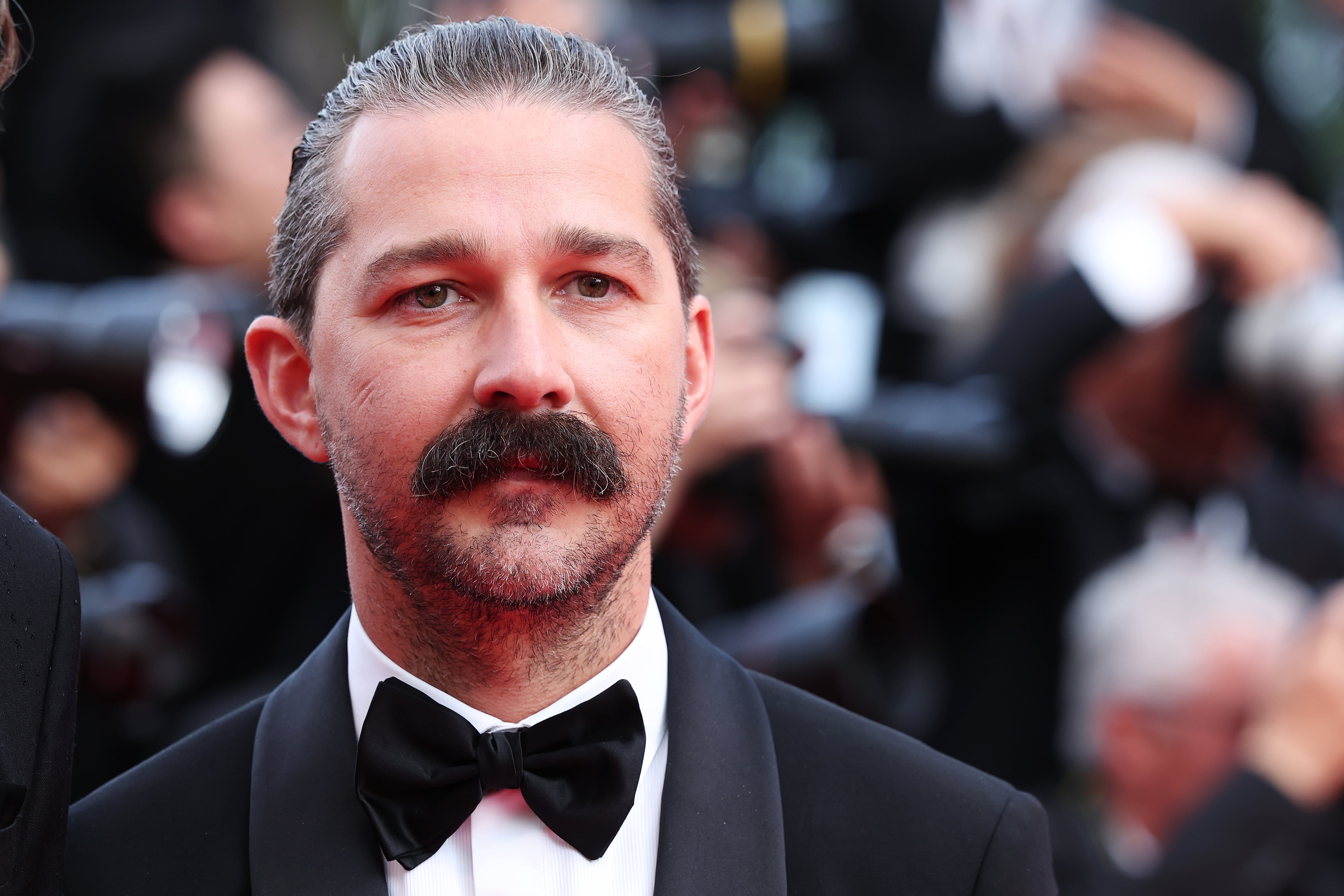 El actor Shia LaBeouf se declara culpable de sus ataques en un bar de Nueva Orleans: evita la cárcel pero no la condicional