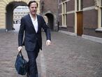 El primer ministro holandés en funciones, Mark Rutte, llega a un consejo digital de ministros, el 2 de abril en La Haya