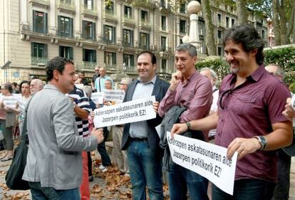Arraiz, de espaldas a la izquierda, recibe el apoyo de dirigentes de la izquierda abertzale, en Bilbao.