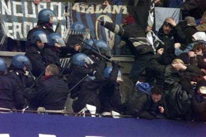 La policía carga contra seguidores del Atalanta en una fotografía de archivo.