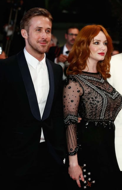 Ryan Gosling acompañado de Christina Hendricks, que lució un vestido de Alberta Ferretti.