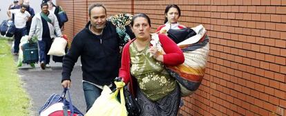 Familias romaníes llegan a un centro de acogida de Belfast.