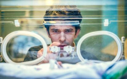 Adam K(Ben Whishaw) és víctima d’un sistema que trinxa els metges.