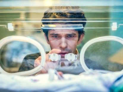 Adam K(Ben Whishaw) és víctima d’un sistema que trinxa els metges.