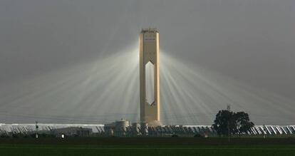 Una de las torres termosolares de Abengoa.