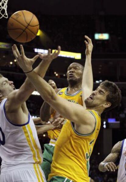 Marc Gasol y Speights pugnan por un rebote.
