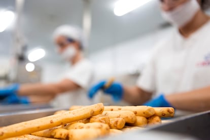 Producción de aperitivos en una de las tres fábricas de Grefusa.